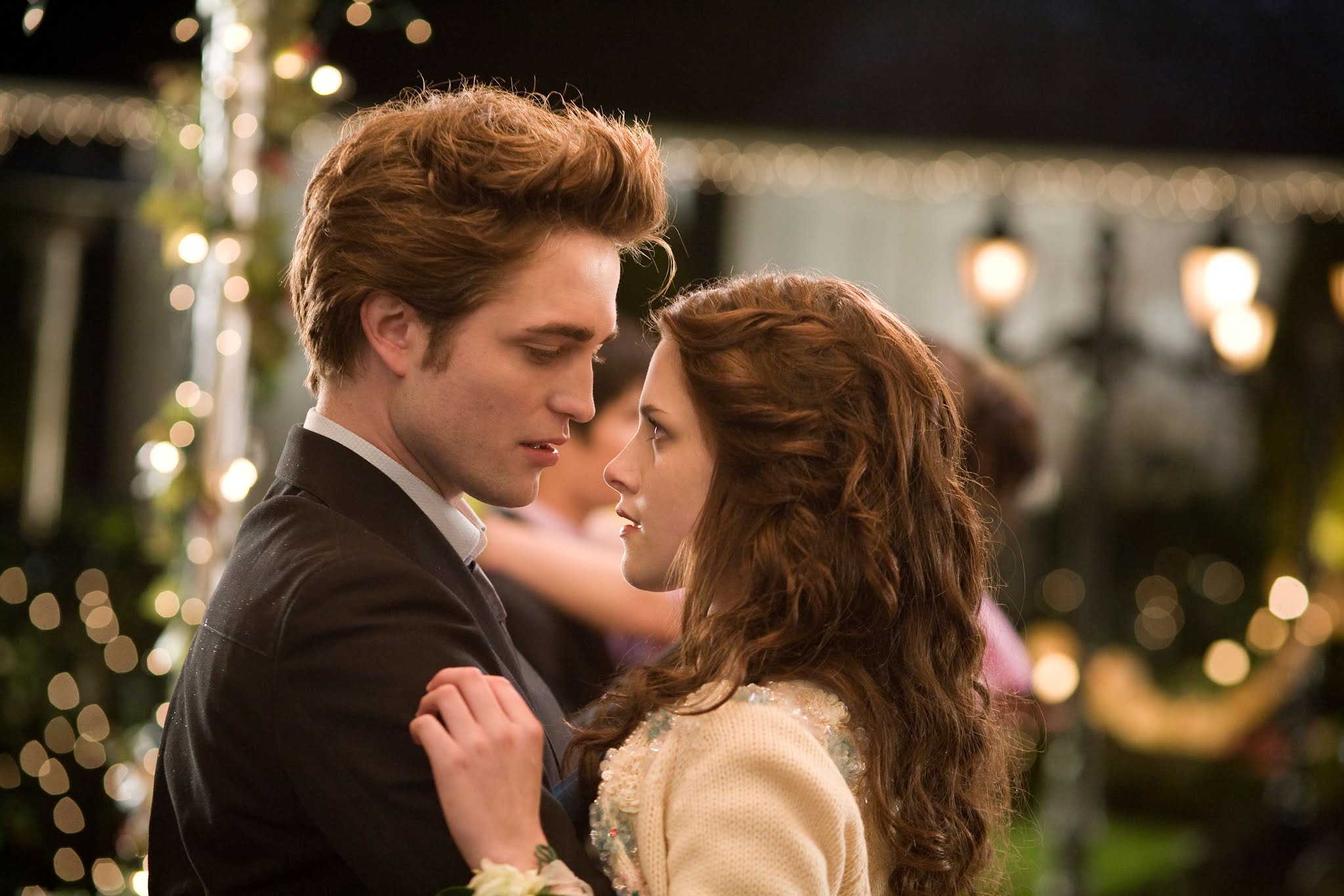 Kristen_Stewart_and_Robert_Pattinson_in_Twilight_(2008).jpg
